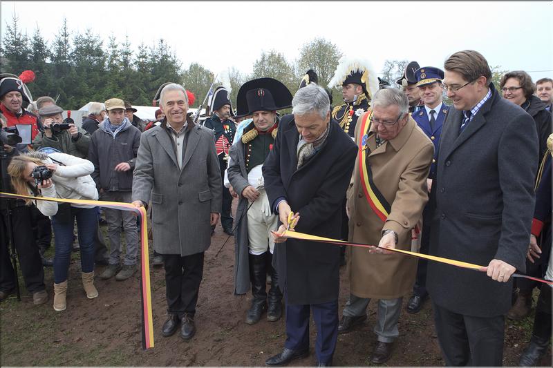 Le Ministre Didier Reynders, le Gouverneur Michel Foret, le bourgmestre de Bassenge Josly Piette, Le Commissaire Olivier Libois et Son Excellence l'ambassadeur de Grande-Bretagne Jonathan Breton