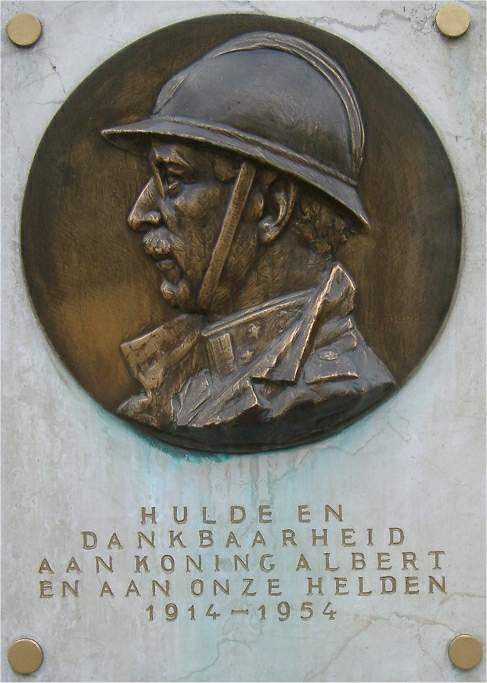 Plaque commmorative sur le mur de l'ancienne maison communale d'Eppegem - photo Yves Moerman. Monument op de muur van  het oud gemeentehuis van Eppegem - foto Yves Moerman.