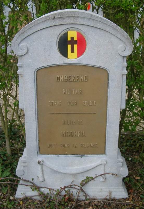 Graf van n onbekende soldaat, er zijn er 43 grafsteen in het kerkof van Eppegem - foto Yves Moerman. Tombe d'un soldat inconnu "Onbekend" :  il y en a 43 comme cela au cimetire d'Eppegem - photo Yves Moerman.