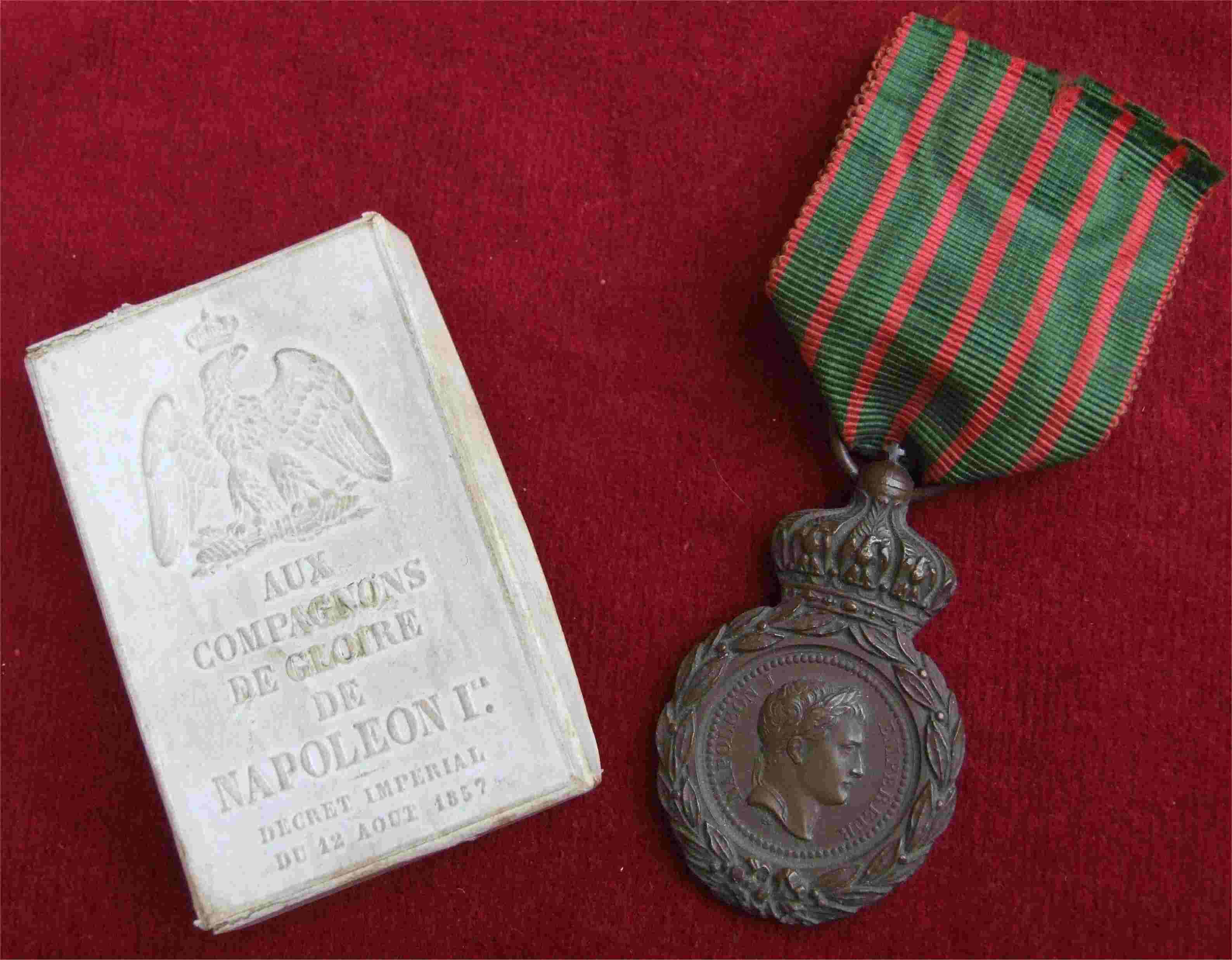 Mdaille de Sainte-Hlne et sa bote - medaille van Sint-Helene en zijn doos.